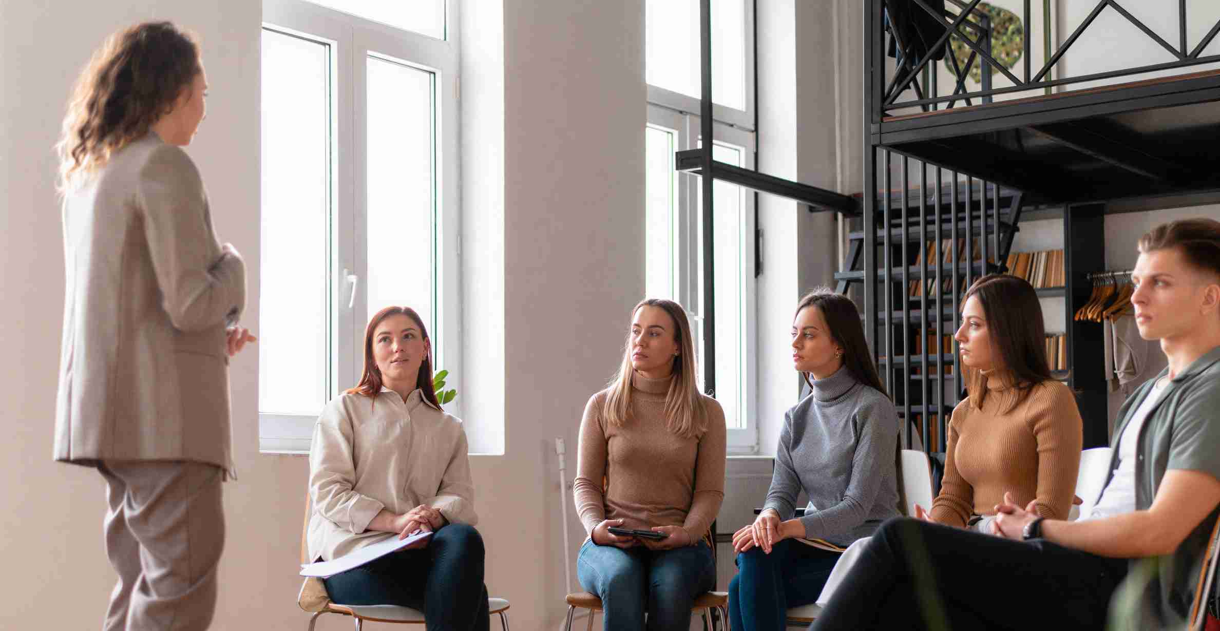 Ладони людей лежащие друг на друге